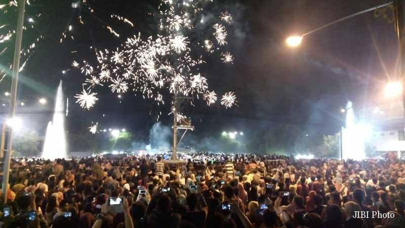 Ribuan warga menyemut di kompleks Alun-Alun Sasana Langen Putro Sragen untuk menyaksikan pesta kembang api guna menandai malam pergantian tahun, Jumat (1/1/2015) dini hari. (Moh Khodiq Duhri/JIBI/Solopos)