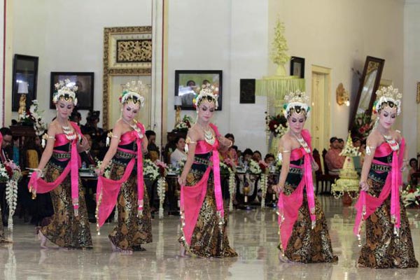 Tari Bedhaya Angronakung karya KGPAA Paku Alam II dipersembahkan dalam rangkaian upacara Jumeneng Dalem KGPAA. Paku Alam X di Bangsal Sewatama, Kopleks Pura Pakualaman , Yogyakarta, Kamis (07/01/2016). (Desi SUryanto/JIBI/Harian Jogja)