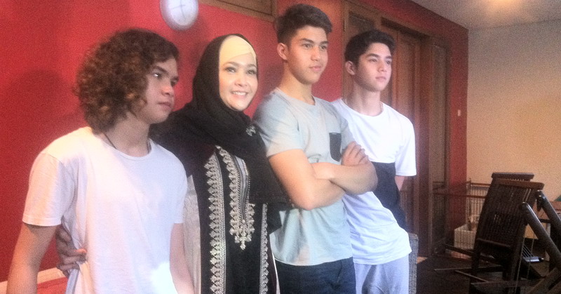 Maia Estianty tampil berjilbab saat perayaan ultah ke-40. (JIBI/Okezone.com/Lola)