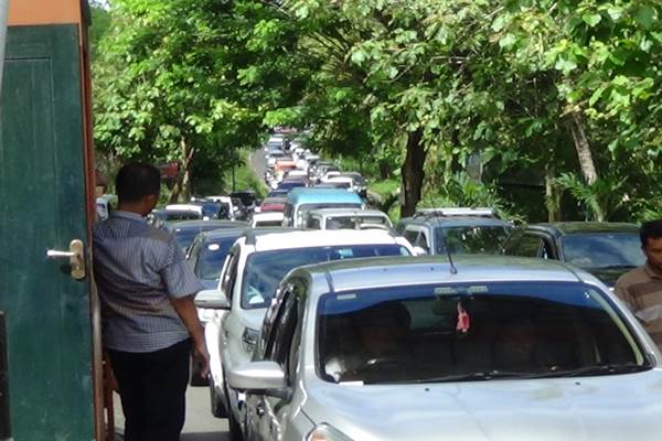 Kemacetan sepanjang sekitar satu setengah kilometer di pintu masuk utama TPR Baron, Jumat (1/1) siang. Kemacetan berhasil diurai pada sore harinya. (Uli Febriarni/JIBI/Harian Jogja)