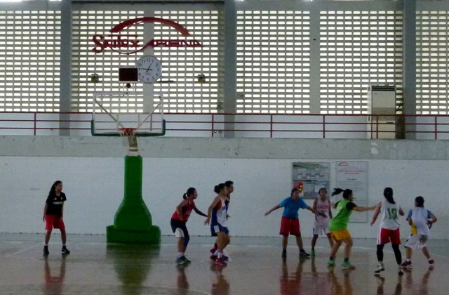 Tim bola basket putri UNS melakukan latihan di Sritex arene, Sriwedari, Solo, Rabu (10/2). Mereka akan belaga di Liga Mahasiswa Nasiona di bandung pada Sabtu (13/2) mendatang. (JIBI/Solopos/ Sunaryo Haryo Bayu)