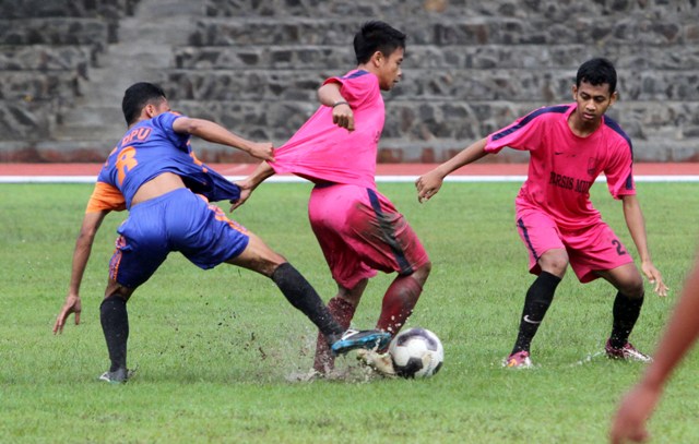 Dua pemain Persis Muda (pink) menahan serangan pemain Sragen Selection (biru) dalam laga uji coba di stadion Sriwedari, Solo, Jumat (12/2). (JIBI/Solopos/ Sunaryo Haryo Bayu)