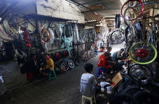Aktivitas pedagang berjualan spare part sepeda motor di kios Pasar Klithikan Notoharjo, Semanggi, (Ivanovich Aldino/JIBI/Solopos/dok)