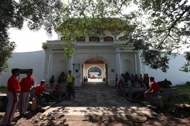 Suasana gerbang masuk sisi barat di Benteng Vastenburg, Solo, Jumat (26/2/2016). Pemkot Solo berencana merevitalisasi jembatan dan gerbang sisi barat tersebut sesuai dengan desain asli yang tersimpan di Belanda. (Ivanovich Aldino/JIBI/Solopos)