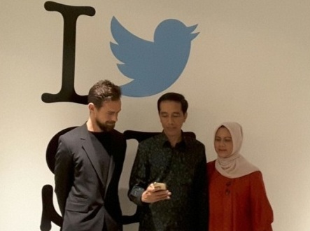 Iriana Jokowi mendampingi Presiden Jokowi di Kantor Pusat Twitter (Twitter/@KemensetnegRI)