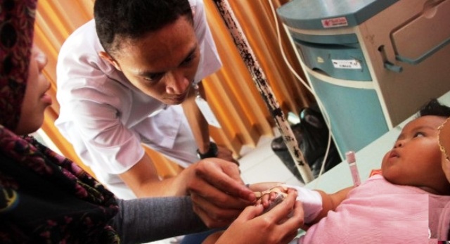 Perawat melayani pasien anak penderita demam berdarah dengue (DBD) di ruang Instalasi Rawat Inap Anak (IRNA) RSUD dr. Iskak, Tulungagung, Jawa Tmur, Jumat (15/1/2016). (JIBI/Solopos/Antara/Destyan H. Sujarwoko)