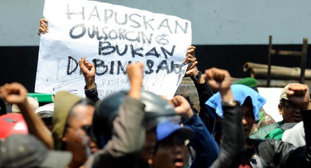 Ilustrasi demo buruh menuntut penghapusan outsourcing di Indonesia (Rachman/JIBI/Bisnis)