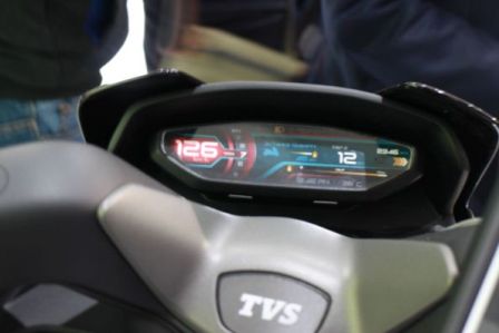 Panel meter TVS Entorq 210. (Motoroids.com)