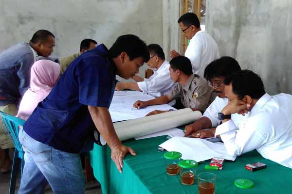 Sejumlah warga mengajukan koreksi terhadap hasil pengukuran dan pendataan lahan calon lokasi pembangunan bandara New Yogyakarta International Airport (NYIA) kepada tim Badan Pertanahan Nasional (BPN) di Balai Desa Jangkaran, Kecamatan Temon, Kulonprogo, Selasa (2/2/2016). (Rima Sekarani I.N./JIBI/Harian Jogja)