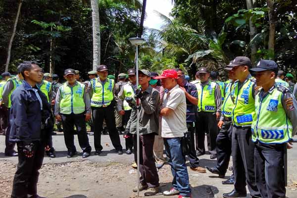 Tim dari Badan Pertanahan Nasional (BPN) melakukan pengukuran lahan calon lokasi bandara New Yogyakarta International Airport (NYIA), tepatnya di Dusun Sidorejo, Desa Glagah, Kecamatan Temon, Kulonprogo, Senin (22/2/2016). Sebelumnya, beberapa bidang lahan memang belum bisa terjangkau upaya pengukutan secara maksimal akibat adanya aksi penolakan warga.(Rima Sekarani I.N./JIBI/Harian Jogja)