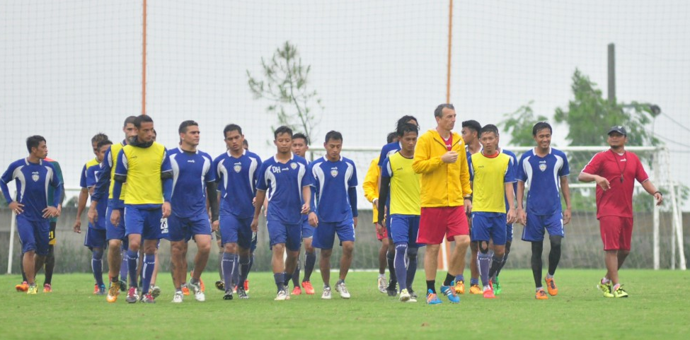 Skuat Arema Cronus sedang berlatih (AremaFC)