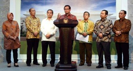 Seskab Pramono Anung menyampaikan keterangan pers usai rapat terbatas, di kantor Presiden, Jakarta, Jumat (5/2/2016) sore. (Setkab)
