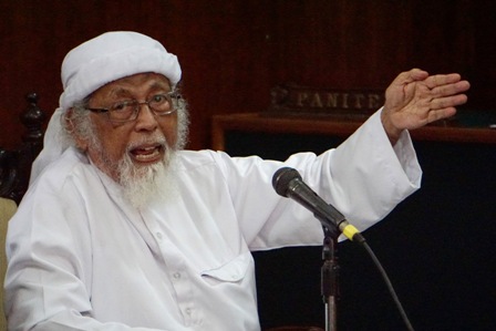 Terpidana Abu Bakar Ba'asyir membacakan kesimpulannya pada sidang peninjauan kembali (PK) di Pengadilan Negeri Cilacap, Jawa Tengah, Selasa (9/2/2016). Sidang ketiga ini mengagendakan pembacaan kesimpulan dan penandatanganan berkas acara pemeriksaan yang kemudian akan dikirim ke Pengadilan Negeri Jakarta Selatan. (JIBI/Antara Foto/Idhad Zakaria)