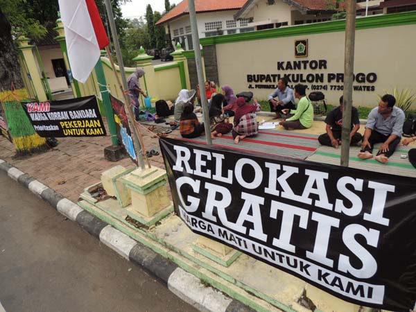 Warga terdampak pro bandara menggelar aksi damai untuk menuntut relokasi gratis di Setda Pemkab Kulonprogo sejak Senin (22/2/2016) lalu. (Sekar Langit Nariswari/JIBI/Harian Jogja)