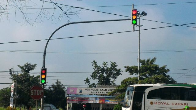 Traffic light di pertigaan Bangak, Banyudono, Boyolali, menyala semua, Jumat (26/2/2016) pagi. Kerusakan lampu pengatur lalu lintas ini membuat pengendara bingung. (Hijriyah Al Wakhidah/JIBI/Solopos)