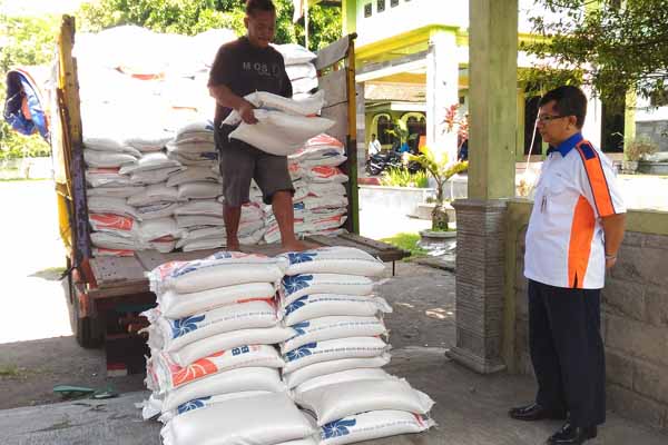 Kepala Bulog Divisi Regional (Divre) Daerah Istimewa Yogyakarta (DIY) Sugit Tedjo Mulyono memantau petugas yang menurunkan raskin untuk di didistribusikan pada Rumah Tangga Sasaran Penerima Manfaat (RTSPM) di Desa Wukirsari, Cangkringan, Sleman, Rabu (24/2/2016). (Bernadheta Dian Saraswati/JIBI/Harian Jogja)