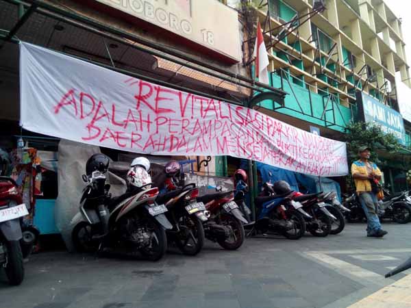 Spanduk baru berisi kecaman dari jukir Malioboro dibentangkan di tepi jalan, Senin (22/2/2016). (Gilang Jiwana/JIBI/Harian Jogja)