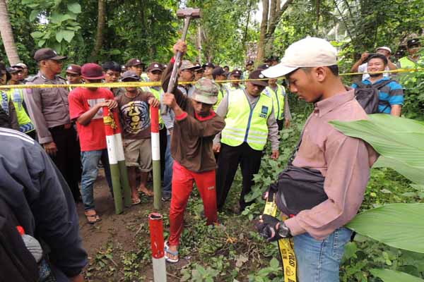 BPN melakukan pemasangan patok perapatan calon bandara di Dusun Bapangan, Kecamatan Temon, Kulonprogo, pada Selasa (16/2/2016). (Sekar Langit Nariswari/JIBI/Harian Jogja)