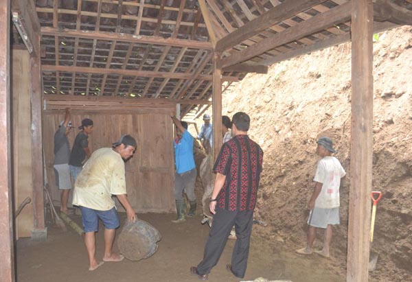 Warga bersama relawan kerja bakti membersihkan material longsor di Dusun Gedong, Desa Purwosari, Kecamatan Girimulyo, Kulonprogo, Kamis (11/2/2016). (Rima Sekarani/JIBI/Harian Jogja)