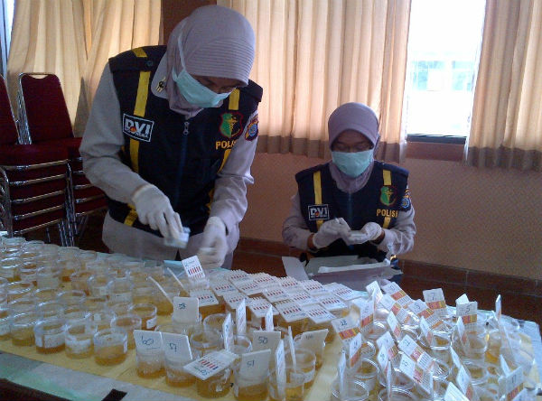 Petugas Biro Dokter dan Kesehatan (Bidokkes) dan Rumah Sakit (RS) Bhayangkara Polda DIY memeriksa kandungan urine anggota Polres Kulonprogo, Selasa (9/2/2016). (Rima Sekarani/JIBI/Harian Jogja)