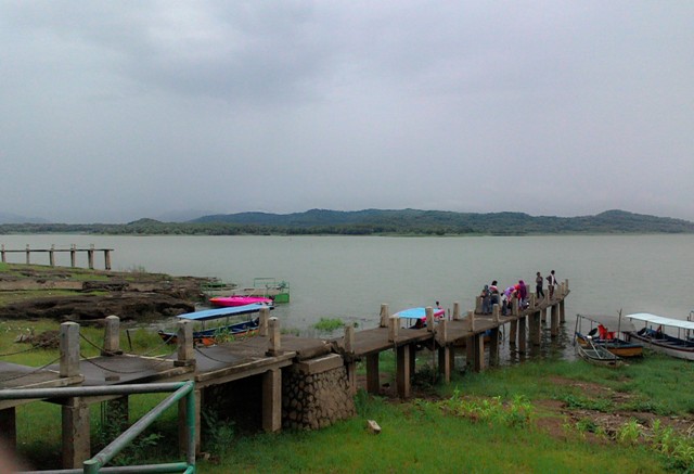 Pengunjung Objek Wisata Waduk Gajah Mungkur (WGM) Wonogiri berada di jembatan dermaga perahu wisata, Jumat (5/2/2016). (Bayu Jatmiko Adi/JIBI/Solopos)