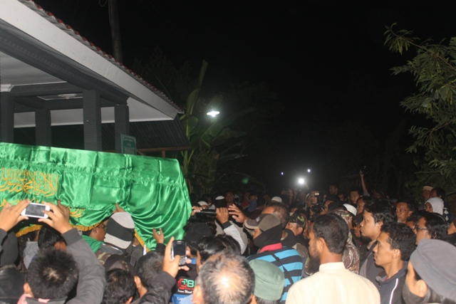 Keranda yang berisi jenazah Siyono, 34, warga Dukuh Brengkungan, RT 011/RW 005, Desa Pogung, dibawa menuju masjid guna dilakukan salat jenazah, Minggu (13/3/2016) dini hari. (Taufiq Sidik Prakoso/JIBI/Solopos/dok)