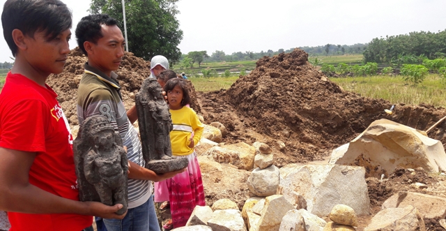Warga menunjukan dua arca yakni Arca Mahakala dan Arca Nandeswara yang ditemukan di areal persawahan Dukuh Gunung Wijil, Desa Giriroto, Ngemplak, Boyolali pada Selasa (22/3/2016). Foto diambil Rabu (23/3/2016). (Hijriyah Al Wakhidah/JIBI/Solopos)