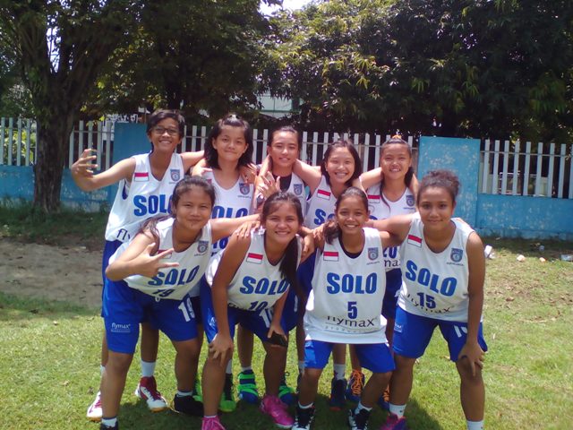 Tim basket putri SMP Kota Solo berpose sebelum bertanding di ajang Pekan Olah raga Pelajar (Popda) Soloraya di lapangan basket SMAN 1 Sragen, Selasa (29/3). (Istimewa)
