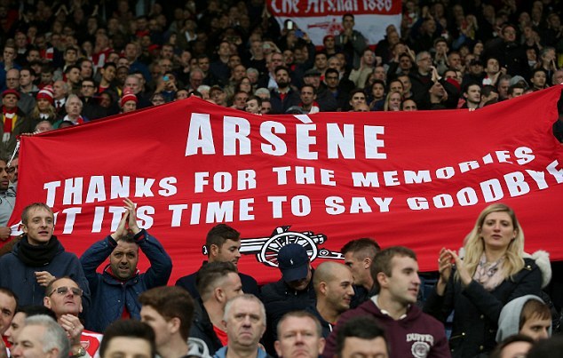 Poster pendukung Arsenal yang meminta Wenger mundur. (Dailymail.co.uk)