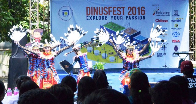 Salah satu kelompok peserta tengah memperagakan kemahirannya menari dalam ajang Dinusfest 2016 yang digelar di halaman Gedung D Udinus, Semarang, Senin (21/3/2016). (JIBI/Semarangpos.com/Istimewa-Humas Udinus)