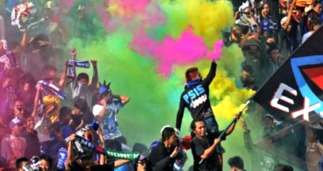 Ilustrasi aksi suporter PSIS Semarang, Panser Biru dan Snex. (JIBI/Solopos/Antara/R. Rekotomo)