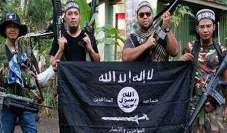 Seorang pejuang Abu Sayyaf (kiri) berpose dengan militan dari Malaysia dan Negara Islam Irak dan Suriah (ISIS) pada 2015 (straitstimes.com)