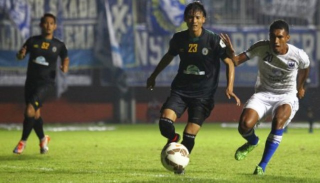 Pemain PSS Sleman Waluyo (tengah) berebut bola dengan pemain PSIS Semarang, Yoga Kamil (kanan), saat laga persahabatan di Stadion Maguwoharjo, Sleman, Sabtu (27/3/2016). (JIBI/Solopos/Antara/Andreas Fitri Atmoko)