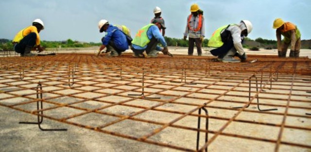 Proyek apron Bandara Internasional Ahmad Yani Semarang, Kamis (3/3/2016). (JIBI/Solopos/Antara/R. Rekotomo)