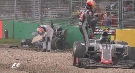 Fernando Alonso menabrak ban belakang kendaraan Esteban Gutierrez. (Twitter)