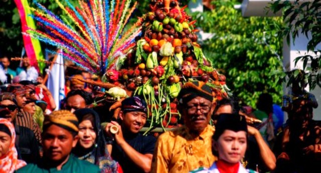 Warga Desa Wisata Jamalsari, Mijen, Semarang mengarak gunungan hasil bumi dalam kirab ritual Merti Waduk Jatibarang, Minggu (27/3). (JIBI/Solopos/Antara/Aditya Pradana Putra)