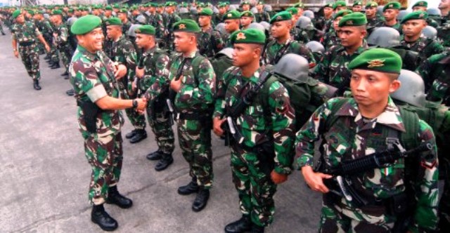 Pangdam IV/Diponegoro Mayjen TNI Jaswandi (kiri) menyalami prajurit Yonif 408/Suhbrastha di Pelabuhan Tanjung Emas, Semarang, Sabtu (19/3/2016). (JIBI/Solopos/Antara/Aditya Pradana Putra)