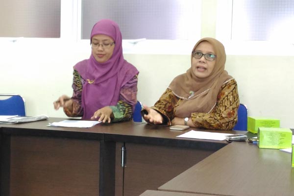 Rektor Universitas Aisyiyah Yogyakarta (Unisa) Warsiti (kiri) dan Ketua Umum Pimpinan Pusat Aisyiyah Noordjannah Djohantini (kanan) saat memberi keterangan pers di kampus Unisa, Jumat (18/03/2016). (Bernadheta Dian Saraswati/JIBI/Harian Jogja)