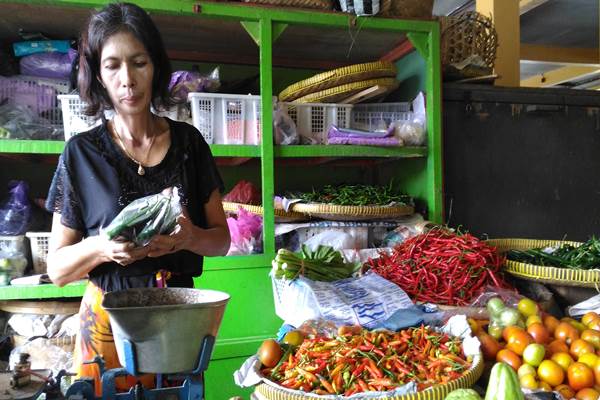 Pedagang cabai di Pasar Beringharjo, Sut, menjual cabai merah keriting dan cabai rawit yang kini harganya naik Rp5.000 per kg, Jumat (4/3/2016).(Bernadheta Dian Saraswati/JIBI/Harian Jogja)