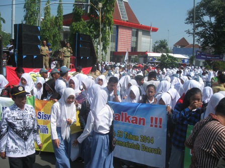 Para pelajar jenjang SLTA Sukoharjo mengikuti demo damai penolakan pengambilalihan SLTA ke provinsi di simpang lima atau proliman, Sukoharjo, Senin (28/3/2016). (Trianto Hery Suryono/JIBI/Solopso)