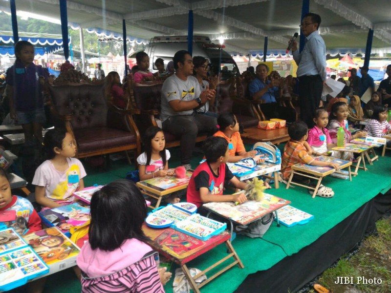 Puluhan anak-anak mengikuti lomba mewarnai dalam kegiatan Pesta Rakyat Sleman di Lapangan Denggung yang digelar hingga Minggu (3/4/2016). (Abdul Hamid Razak/JIBI/Harian Jogja)