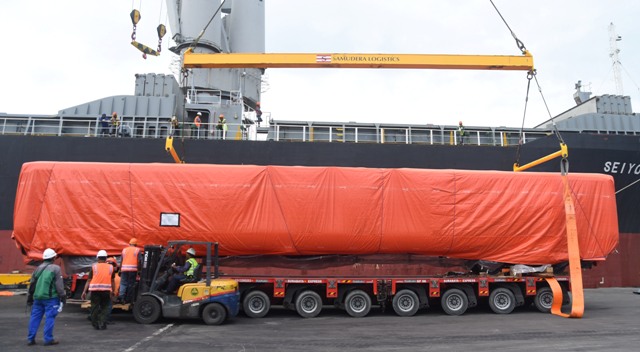 Pekerja memindahkan gerbong kereta api dari truk pengangkut ke kapal kargo Seiyo Spring di Terminal Jamrud Utara Pelabuhan Tanjung Perak, Surabaya, Jawa Timur, Rabu (30/3/2016). PT Industri Kereta Api (Inka) mengekspor sebanyak 15 unit gerbong kereta api jenis Meter Gauge (MG) dan Board Gauge (BG) pada tahap pertama dari 150 unit ke Bangladesh. (JIBI/Solopos/Antara/M. Risyal Hidayat)