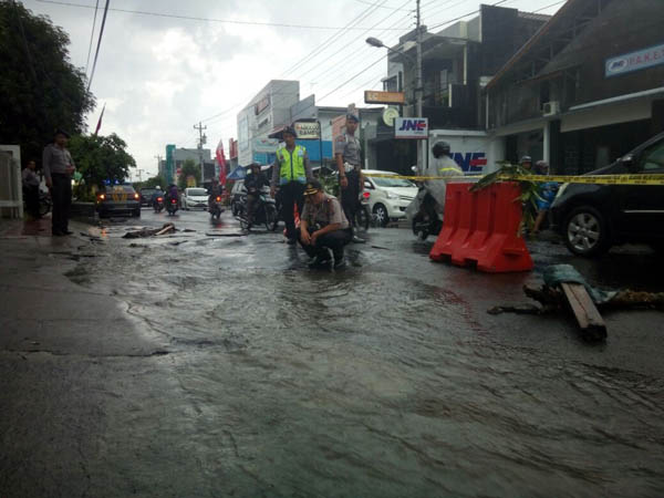 Jalan AM Sangaji Jogja pecah aspal usai hujan deras, Rabu (23/3/2016). (Gilang jiwana/JIBI/Harian Jogja)