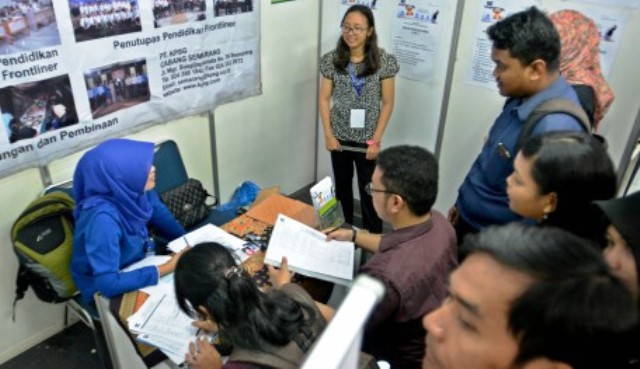 Pencari kerja antre menyerahkan berkas lamaran pekerjaan di stan perusahaan, peserta bursa kerja di Semarang, Rabu (2/3/2016). (JIBI/Solopos/Antara/R. Rekotomo)