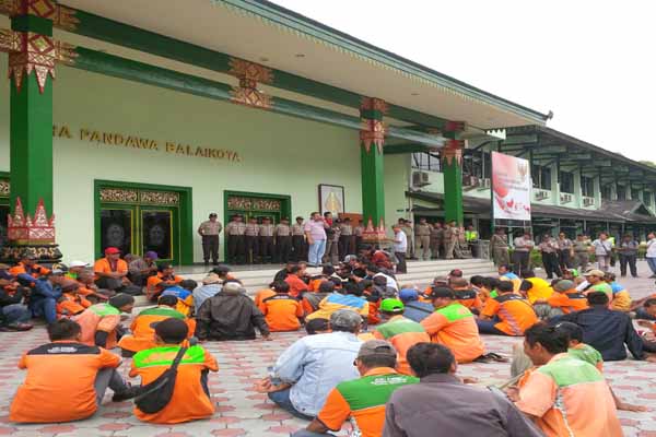 Jukir Malioboro ke Balai Kota Jogja untuk meminta penundaan relokasi parkir (UJang Hasanudin/JIBI/Harian Jogja)