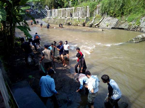 Kegiatan bersih-bersih Kali Code oleh puluhan relawan, Rabu (30/3/2016) pagi. (Gilang Jiwana/JIBI/Harian Jogja)