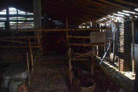 Seorang warga membersihkan kandang kambing milik Naib, warga Dusun Ngambaklipuro, Desa Bekonang, Kecamatan Mojolaban, Sabtu (26/3/2016). Belasan ekor kambing milik warga setempat mati mendadak sejak dua pekan lalu. (Bony EW/JIBI/Solopos)
