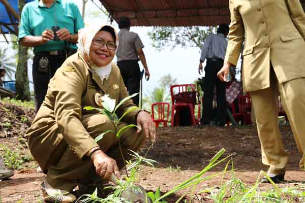 Wakil Bupati Sleman Sri Muslimatun saat melaksanakan Program Penyelamatan Mata Air, Daerah Aliran Sungai (DAS) di Desa Wonokerto Turi, Selasa (22/3/2016). (JIBI/Harian Jogja/IST)