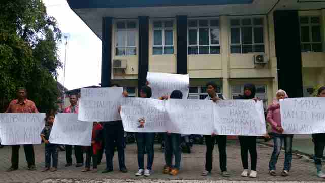 Sejumlah calon tenaga kerja yang menjadi korban dugaan penipuan Japan Language Center (JLC) Akiba menggelar aksi di halaman Pengadilan Negeri (PN) Sragen, Kamis (31/3/2016). Mereka menuntut pemilik JLC Akiba, Maulana Yusuf, mengembalikan uang yang sudah dibayarkan oleh mereka. (Moh.Khodiq Duhri/JIBI/Solopos)