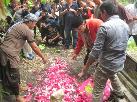 Ketua Umum PP Pemuda Muhammadiyah, Dahnil Anzar Simanjuntak, menabur bungi di makam Siyono, warga Dukuh Brengkungan, Desa Pogung, Cawas, Rabu (30/3/2016). PP Muhammadiyah siap melakukan advokasi terhadap istri Siyono, Suratmi, beserta keluarganya. (Taufiq Sidik Prakoso/JIBI/Solopos)